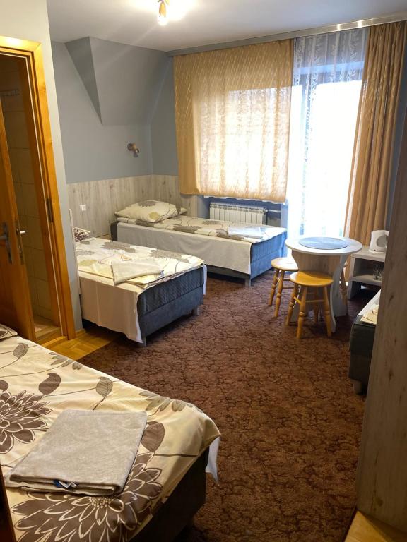 Čtyřlůžkový pokoj s vlastní koupelnou – Pokoje Gościnne Madzia