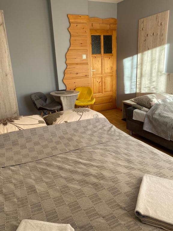 Třílůžkový pokoj s koupelnou – Pokoje Gościnne Madzia